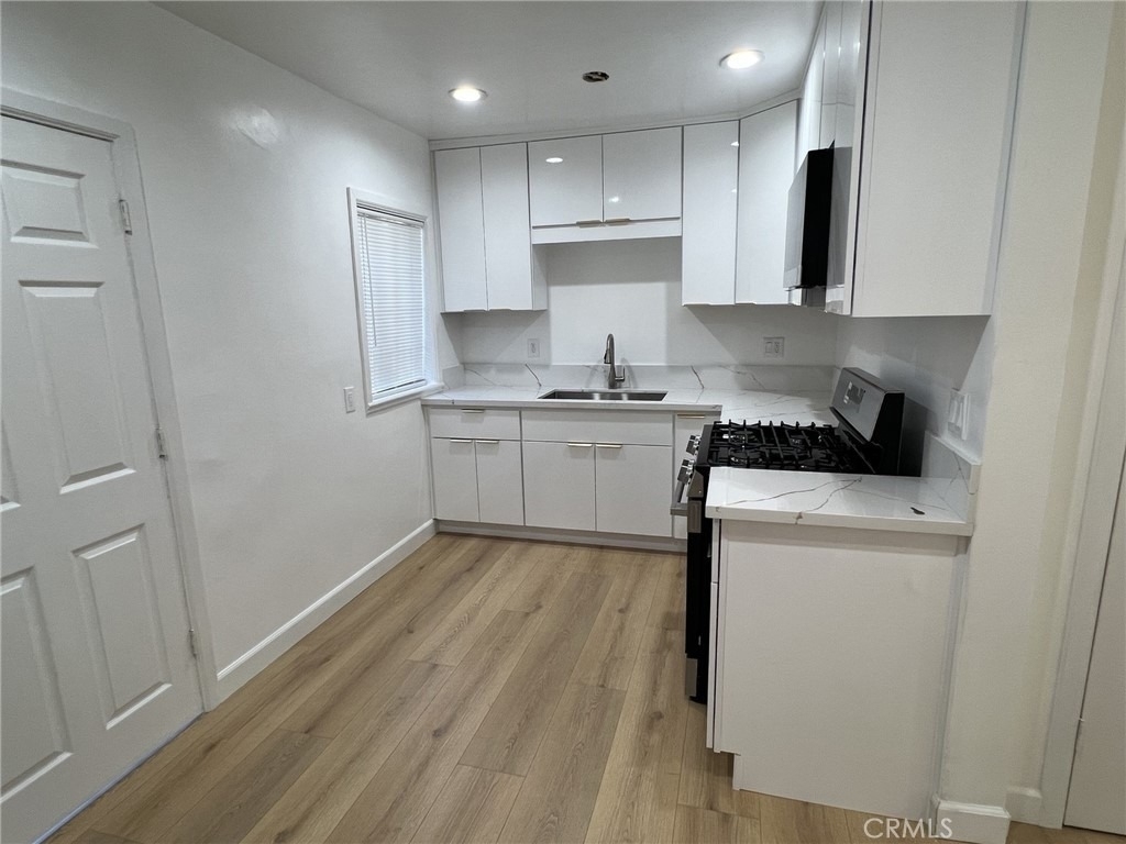 1840 W Glenoaks Boulevard - Photo 0