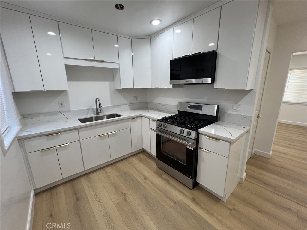 1840 W Glenoaks Boulevard - Photo 1