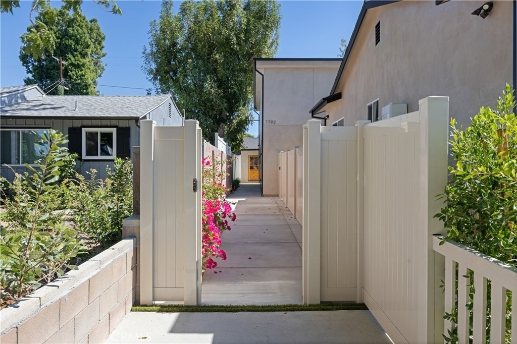 7702 Lasaine Avenue - Photo 19