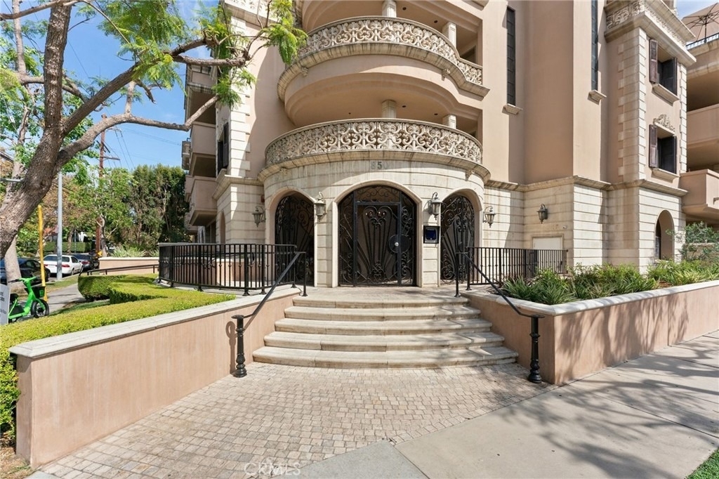850 N Croft Avenue - Photo 1