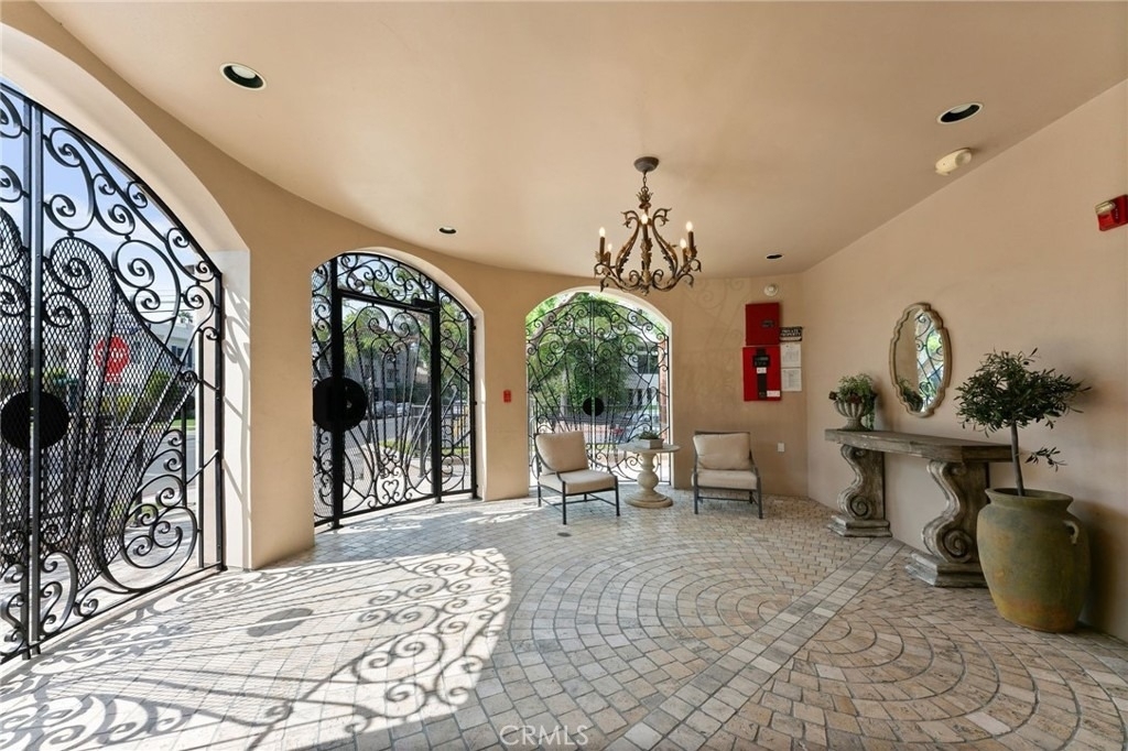 850 N Croft Avenue - Photo 2
