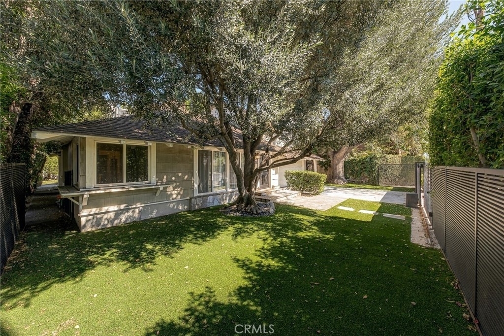 13047 Magnolia Boulevard - Photo 2