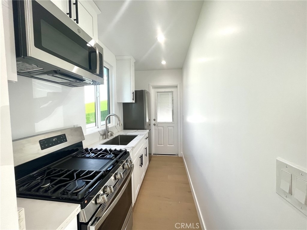 624 W 38th Street - Photo 5