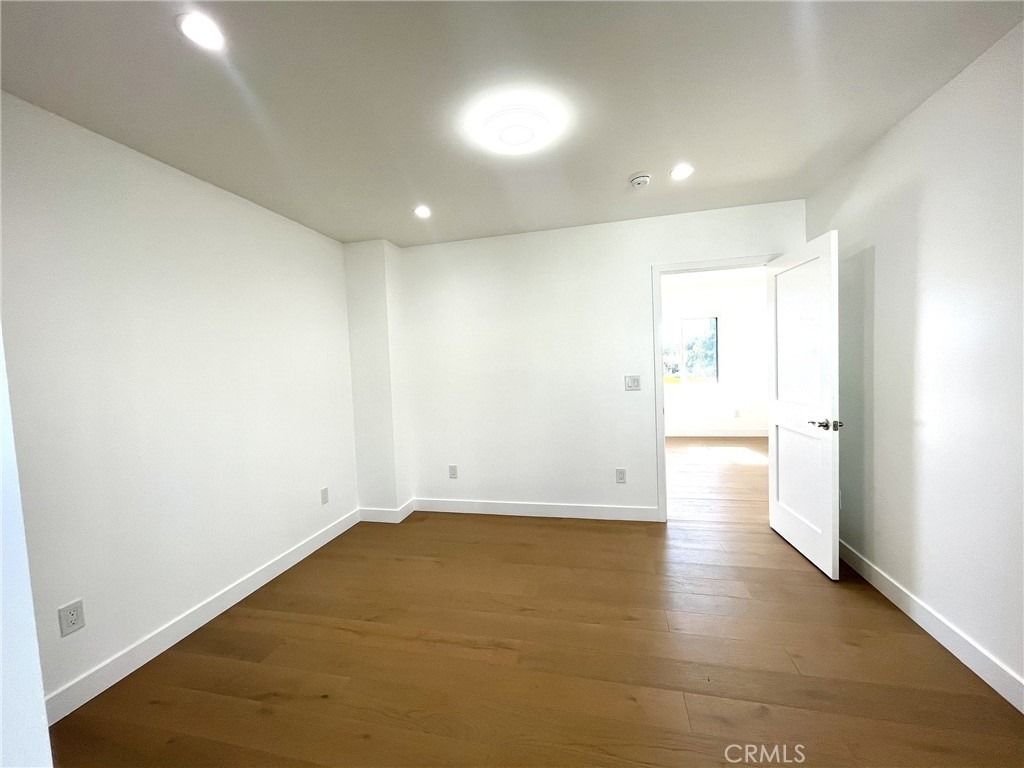 624 W 38th Street - Photo 9