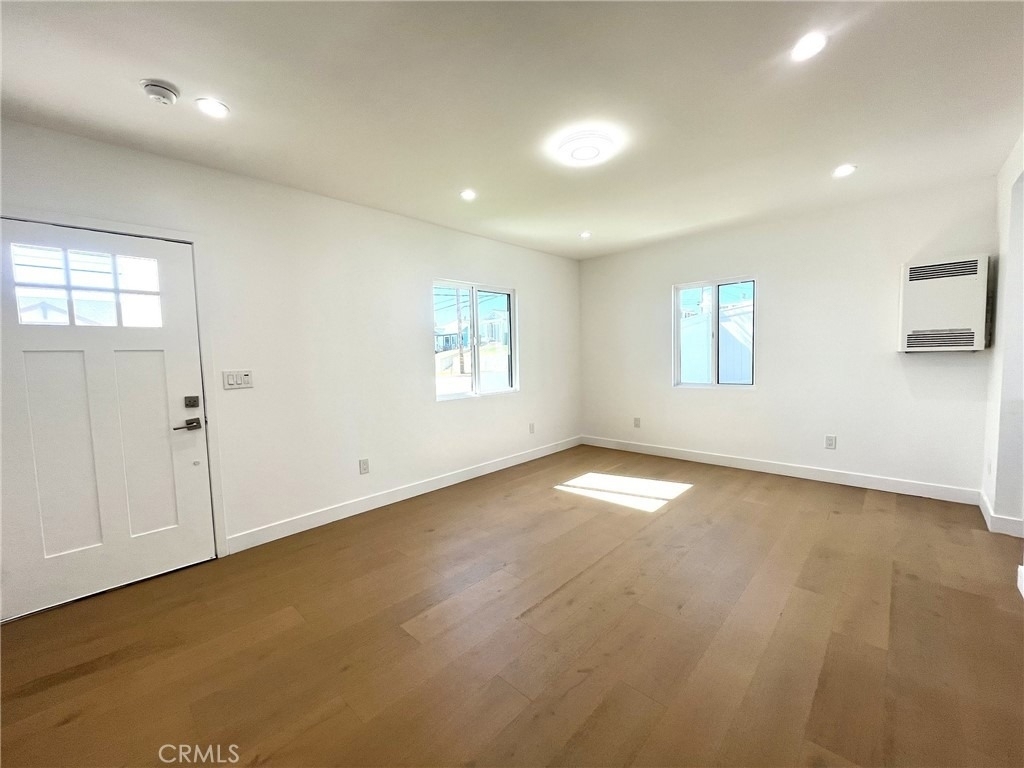 624 W 38th Street - Photo 2