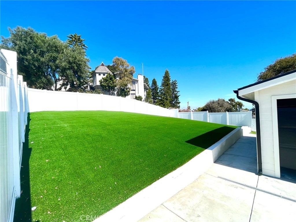 624 W 38th Street - Photo 18