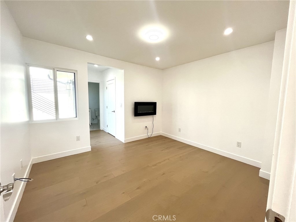 624 W 38th Street - Photo 8