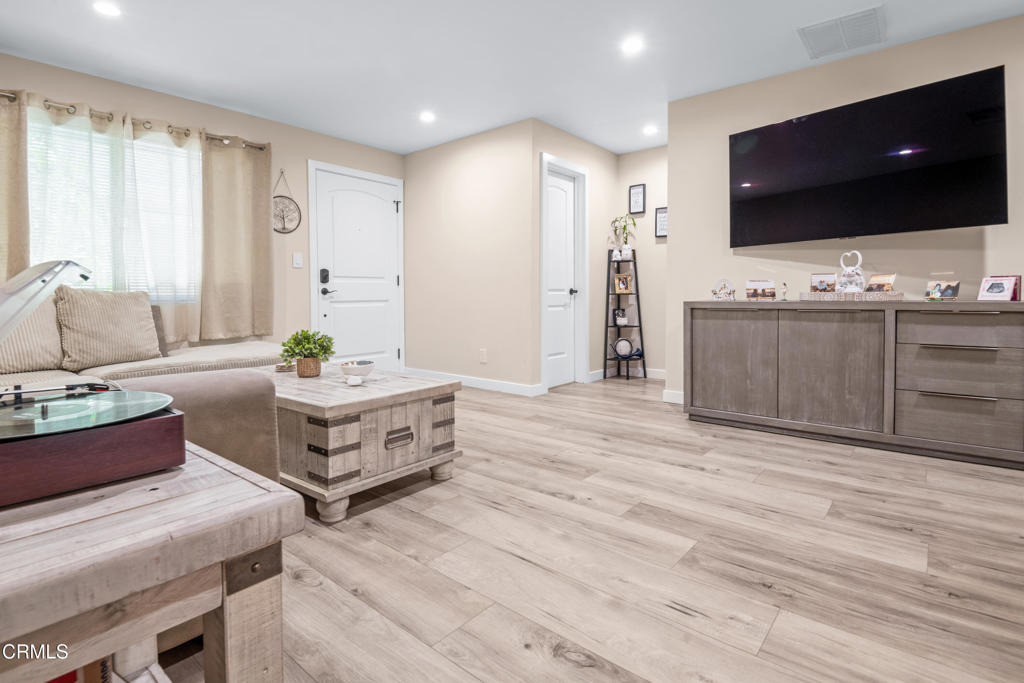 20224 Cohasset Street - Photo 3
