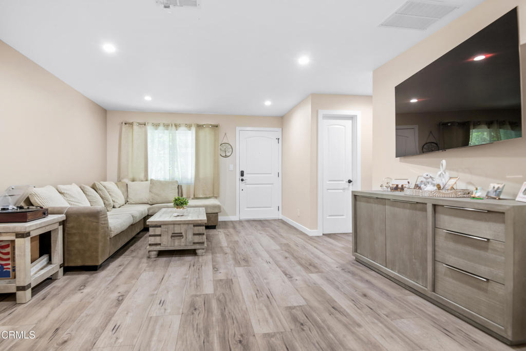 20224 Cohasset Street - Photo 1