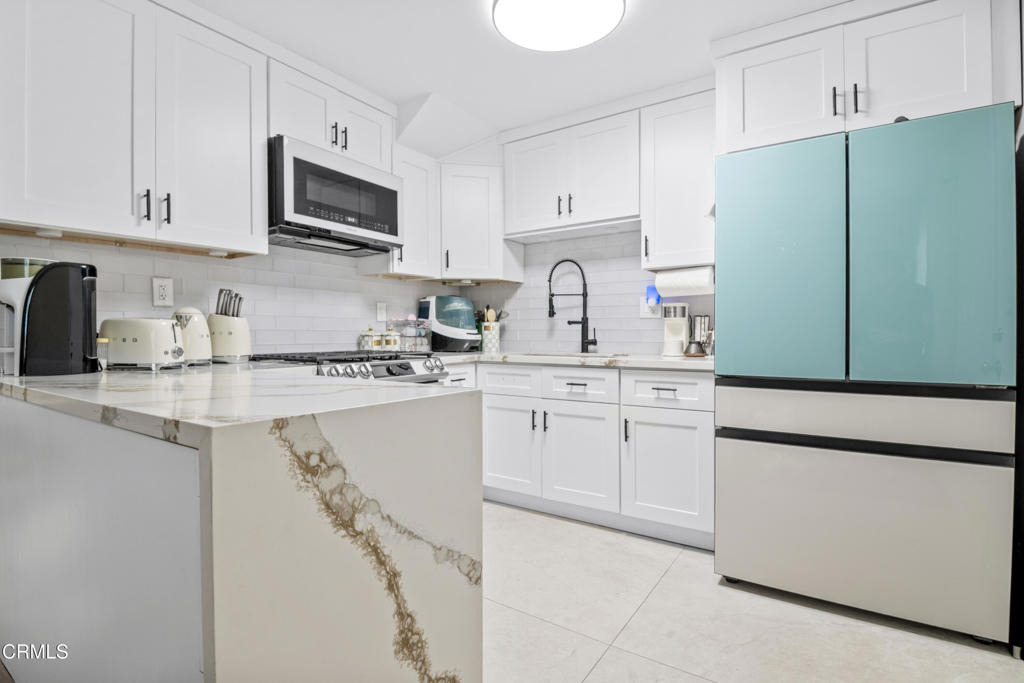 20224 Cohasset Street - Photo 6