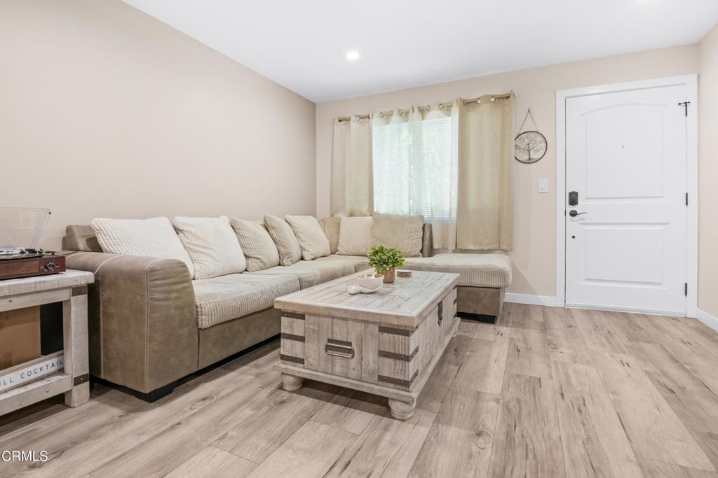 20224 Cohasset Street - Photo 4