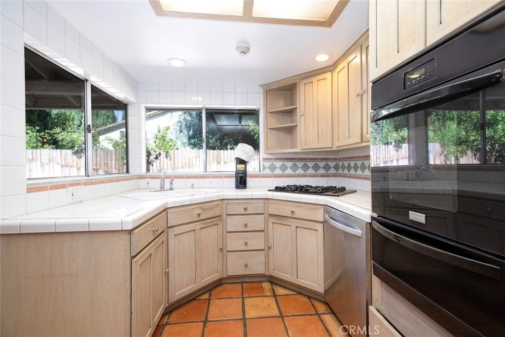 18119 Calvert Street - Photo 5