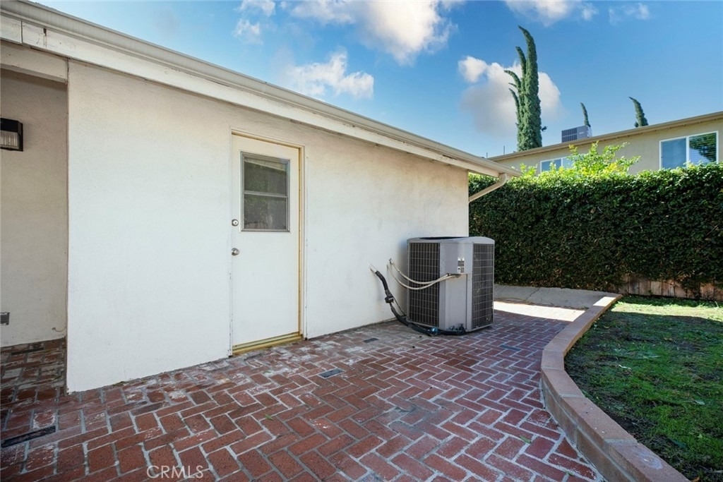 18119 Calvert Street - Photo 29