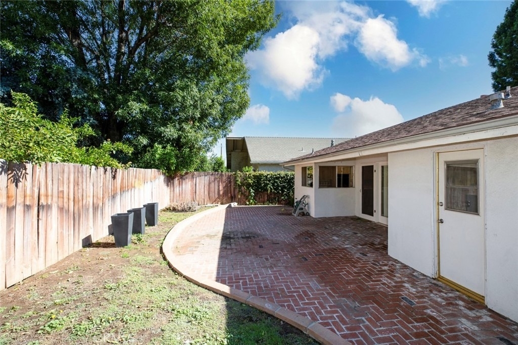 18119 Calvert Street - Photo 30