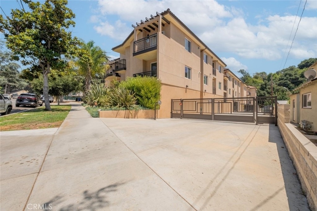 1941 Waltonia Drive - Photo 2
