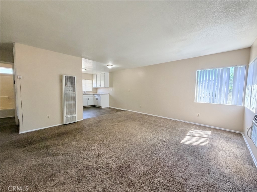 407 E E - Photo 1