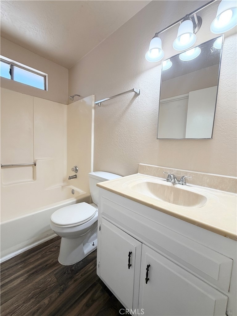 407 E E - Photo 6