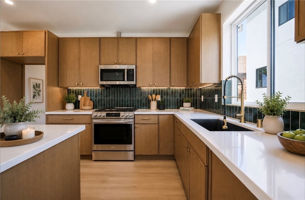 1259 S Longwood Avenue - Photo 1