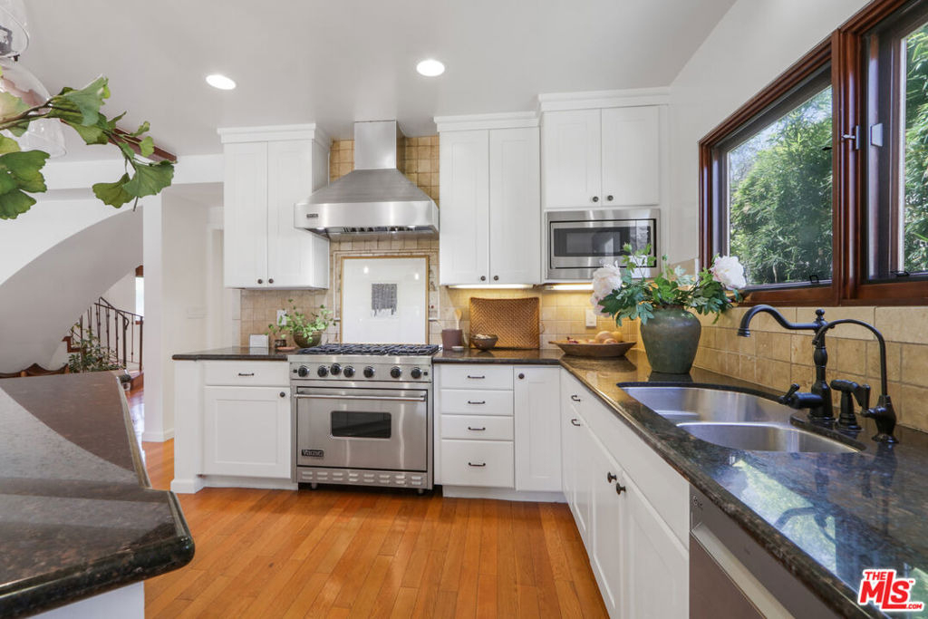 2130 Manning Avenue - Photo 8
