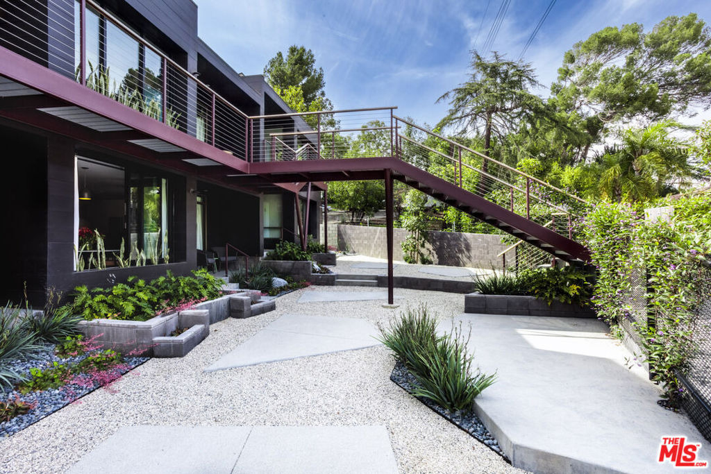 2811 Waverly Drive - Photo 2