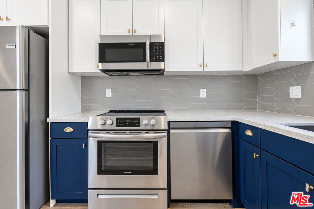 6350 Willoughby Avenue - Photo 2
