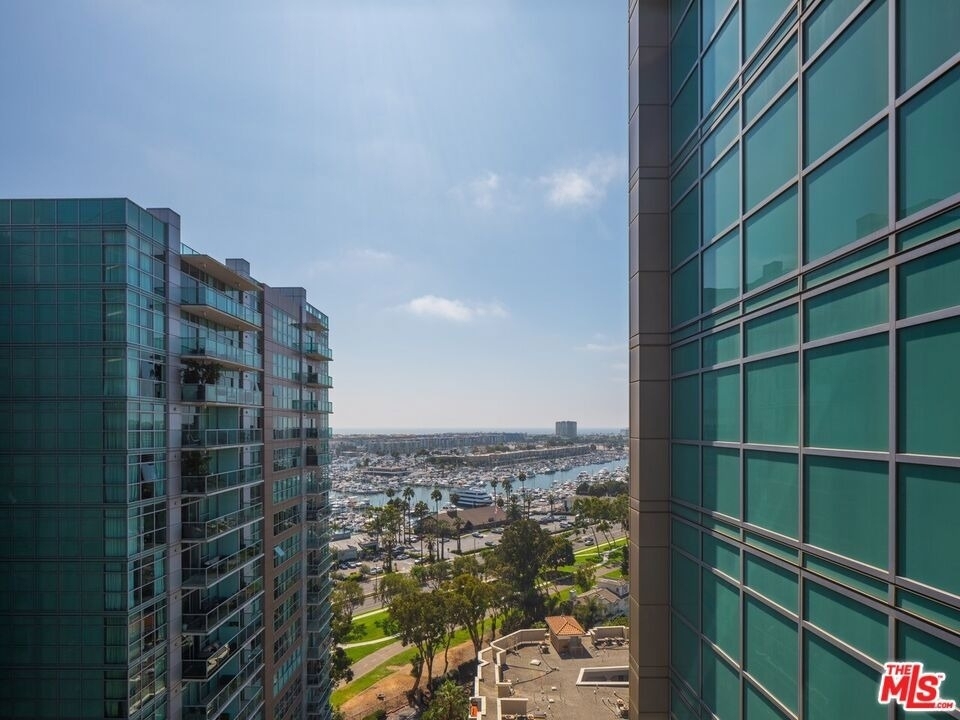 13700 Marina Pointe Drive - Photo 0