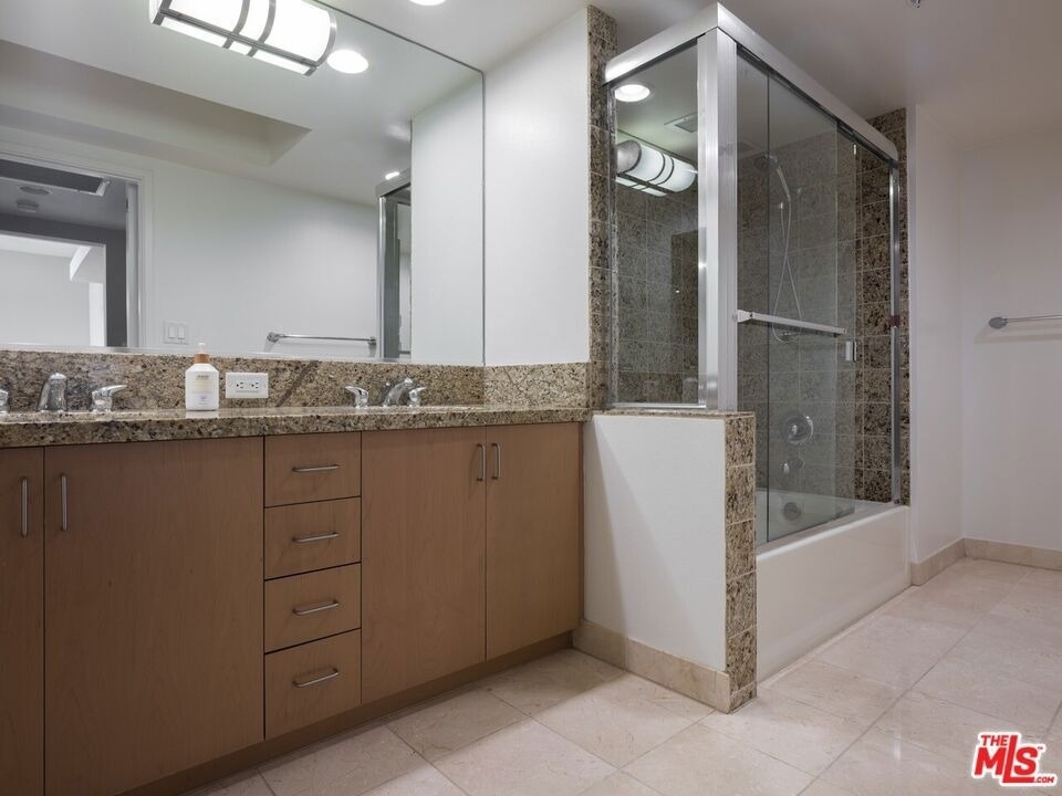 13700 Marina Pointe Drive - Photo 2