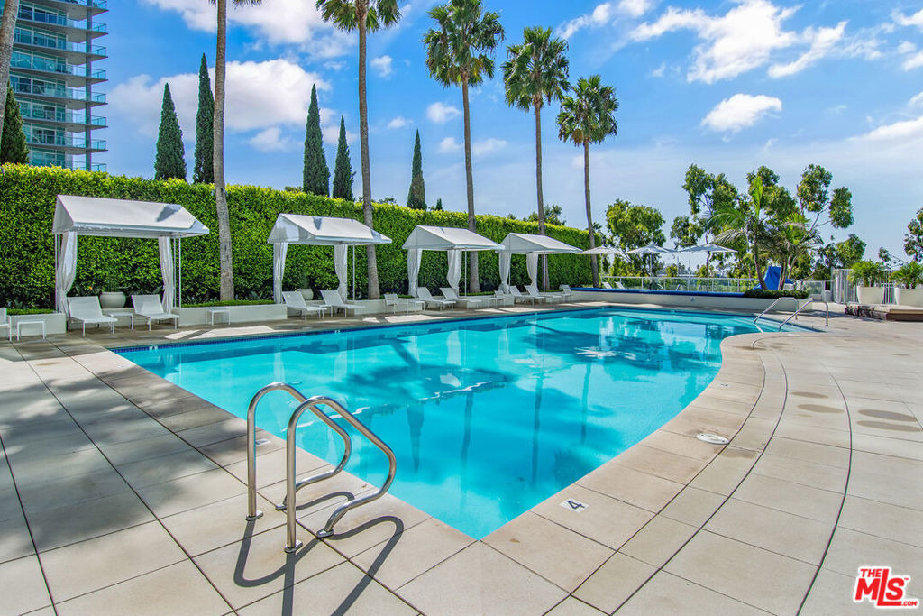 13700 Marina Pointe Drive - Photo 15