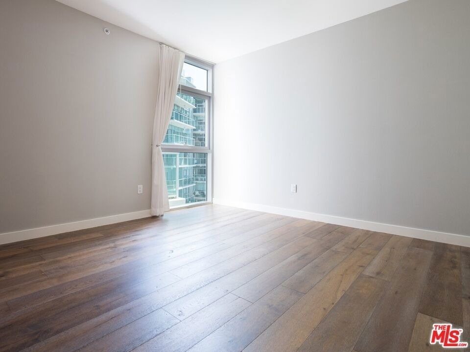 13700 Marina Pointe Drive - Photo 3