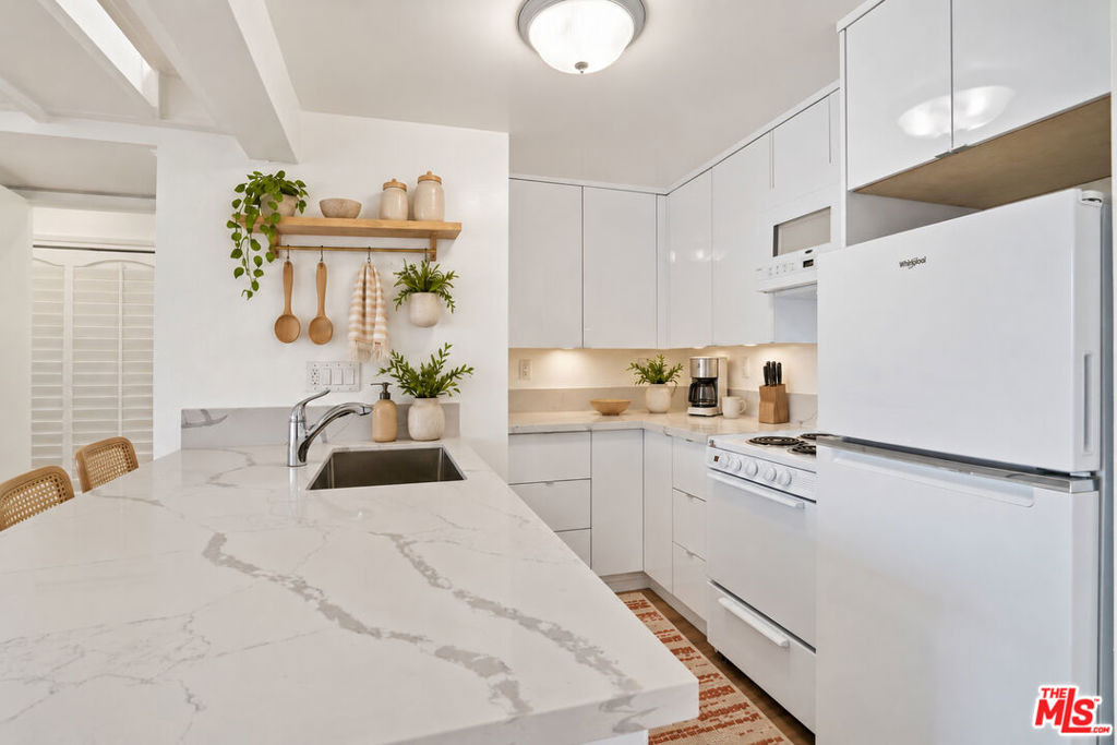 1440 Veteran Avenue - Photo 3
