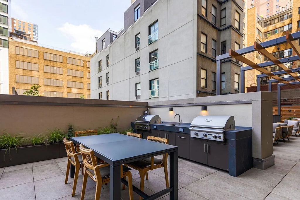 560 West 43rd Street - Photo 4