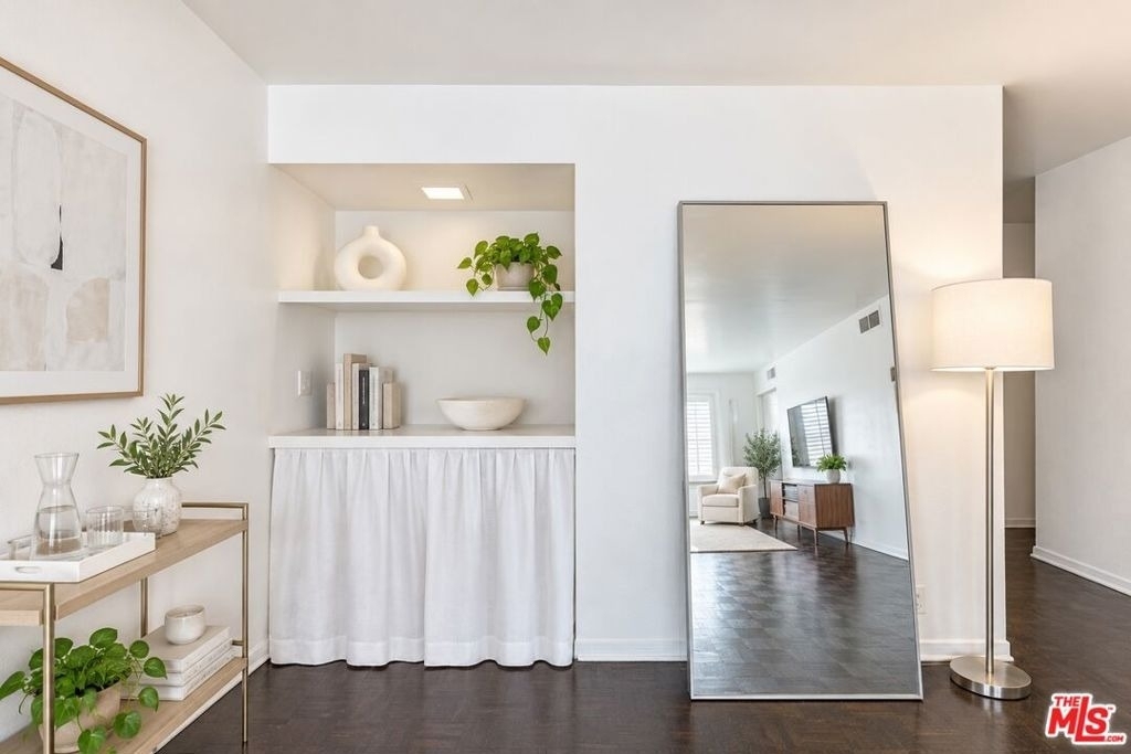 1250 N Kings Road - Photo 4