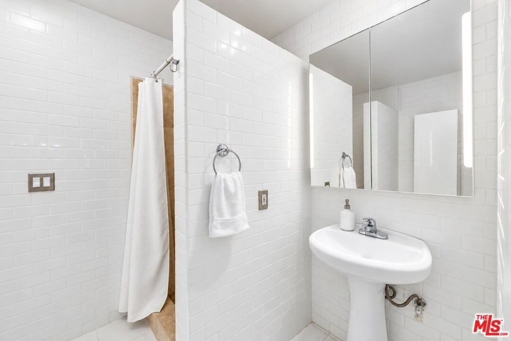 1250 N Kings Road - Photo 5