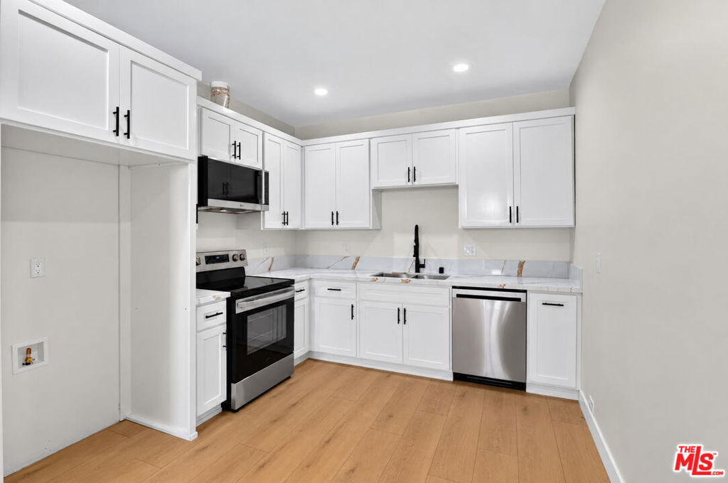 153 W 51st Street - Photo 2
