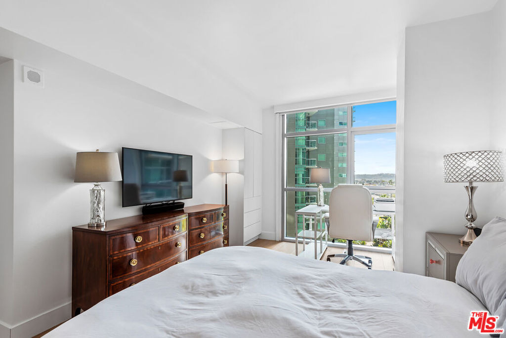 13700 Marina Pointe Drive - Photo 14