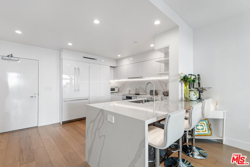 13700 Marina Pointe Drive - Photo 2