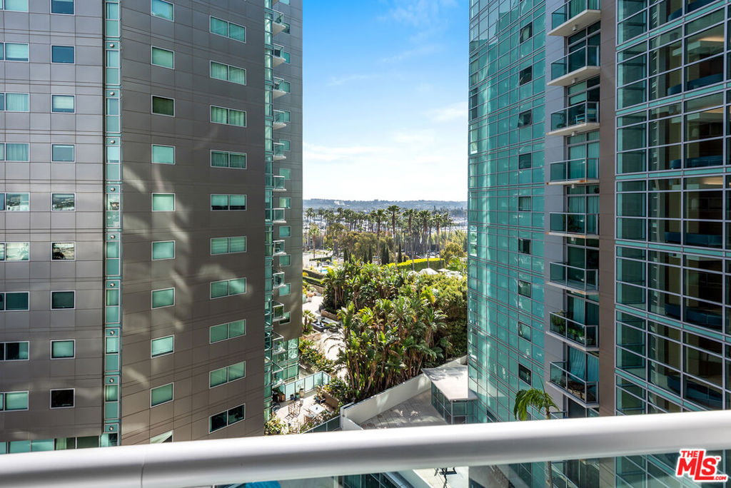 13700 Marina Pointe Drive - Photo 7