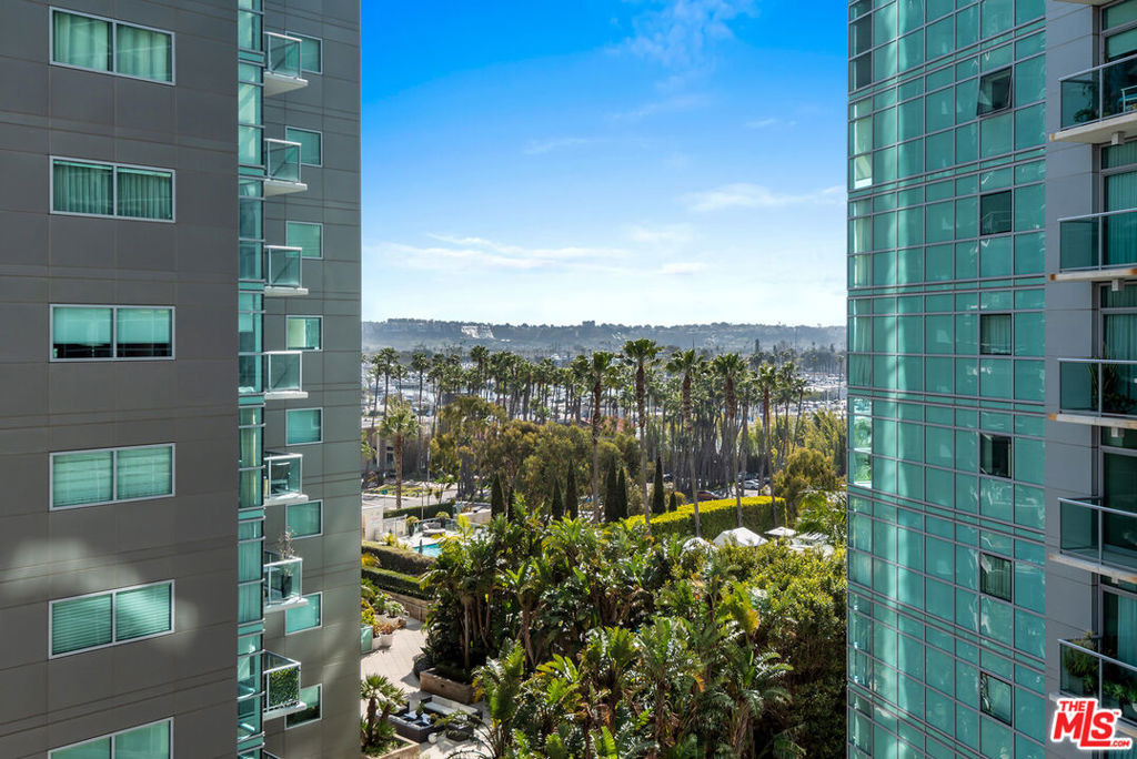 13700 Marina Pointe Drive - Photo 8
