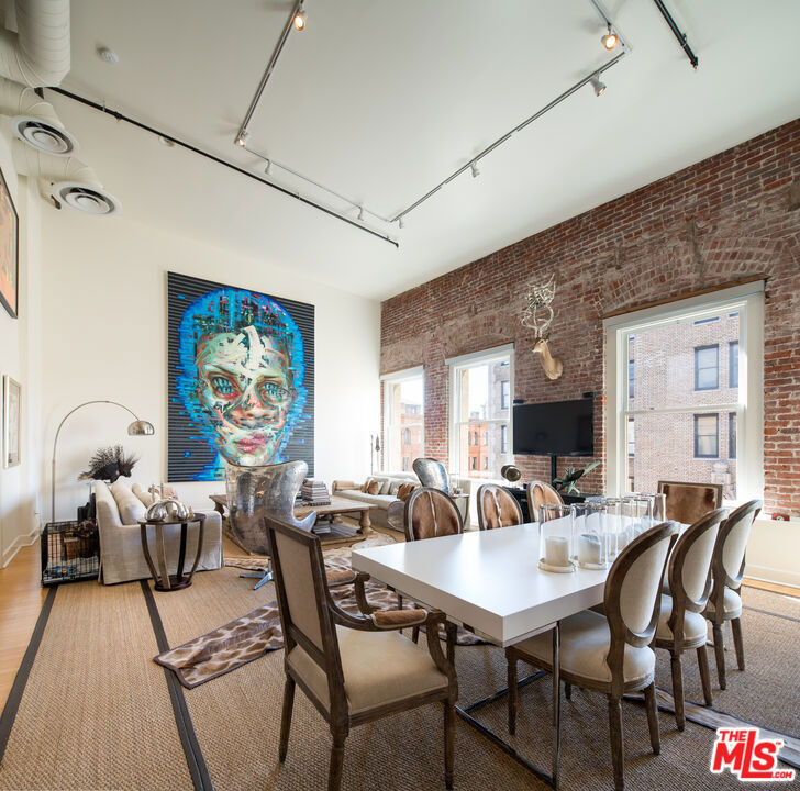 253 S Broadway - Photo 2