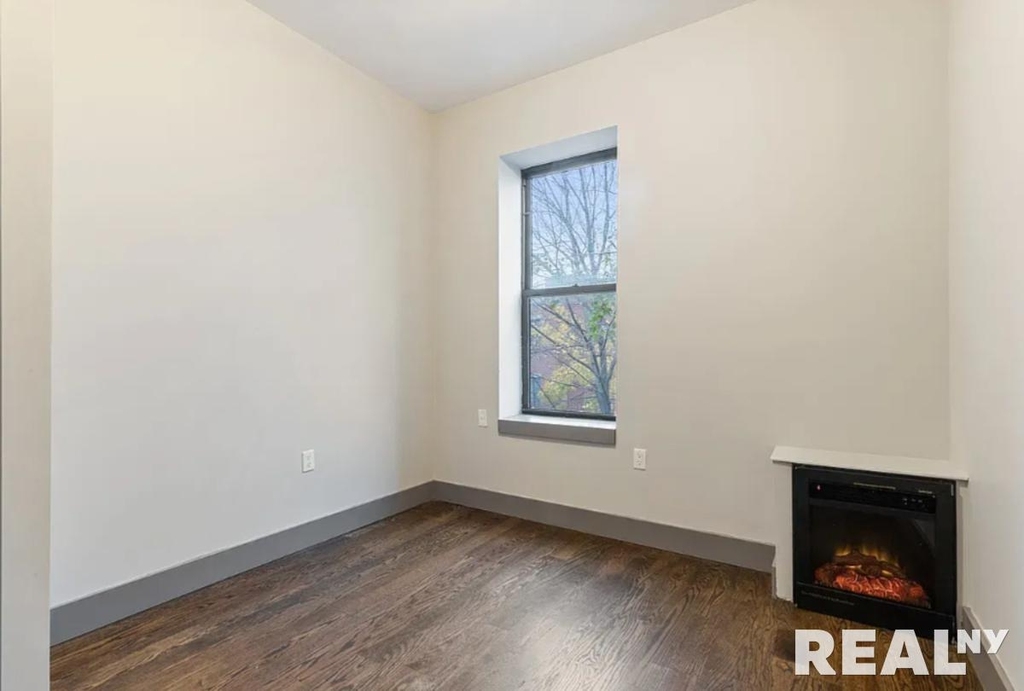 Eastern Parkway - Photo 3