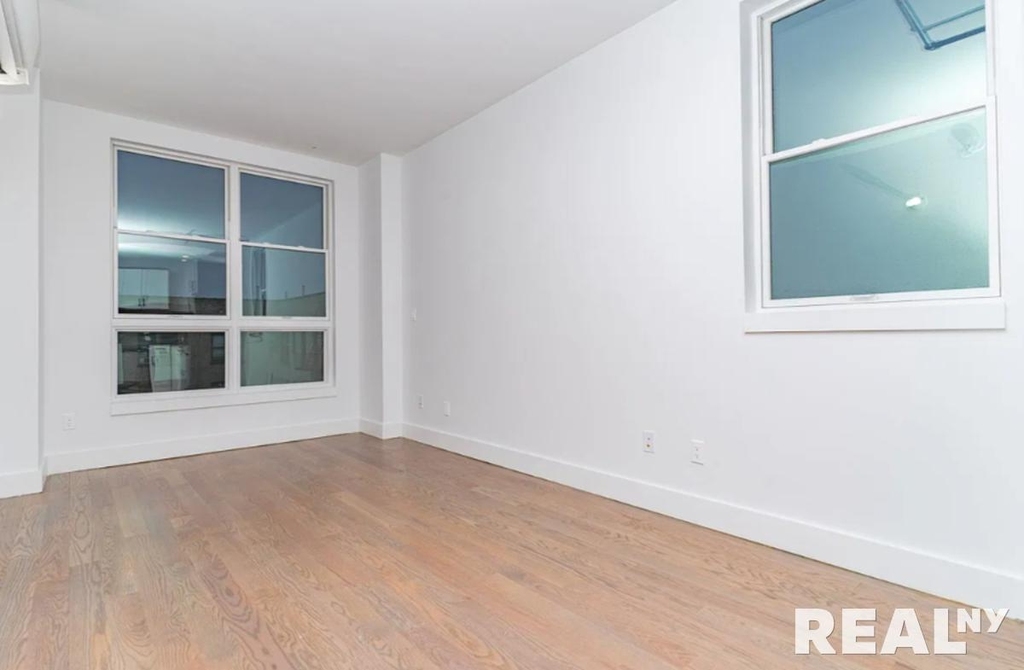 Nostrand Avenue - Photo 3