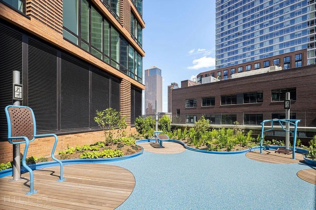 57th Avenue - Photo 15