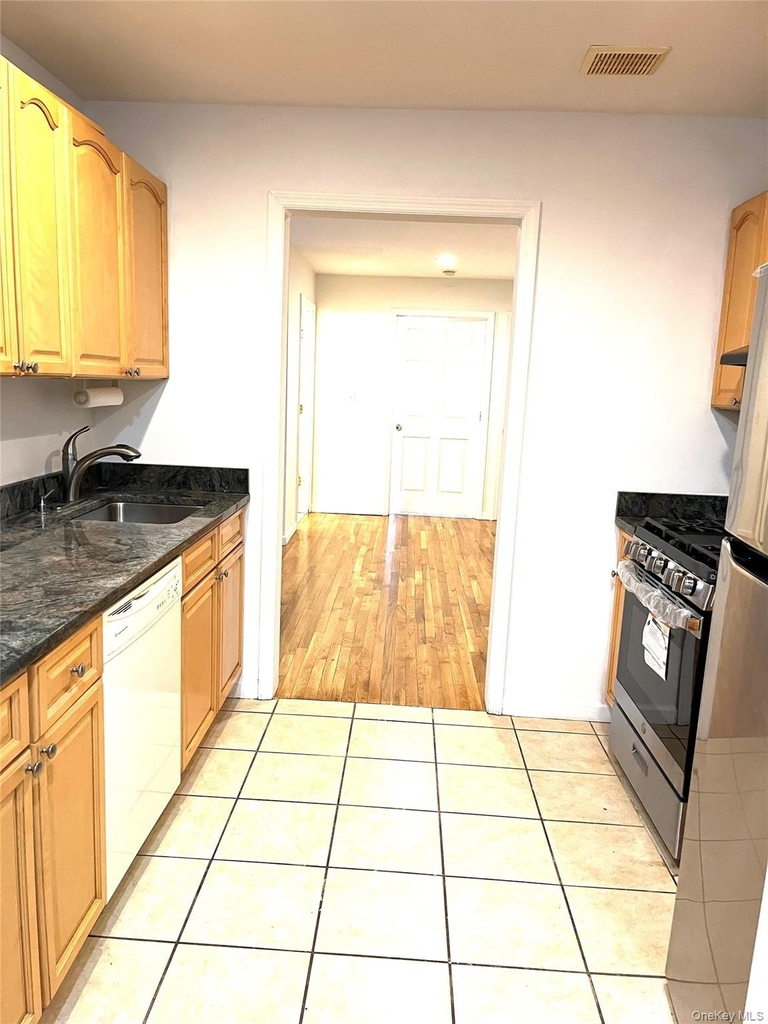 82-81 88th Pl - Photo 3
