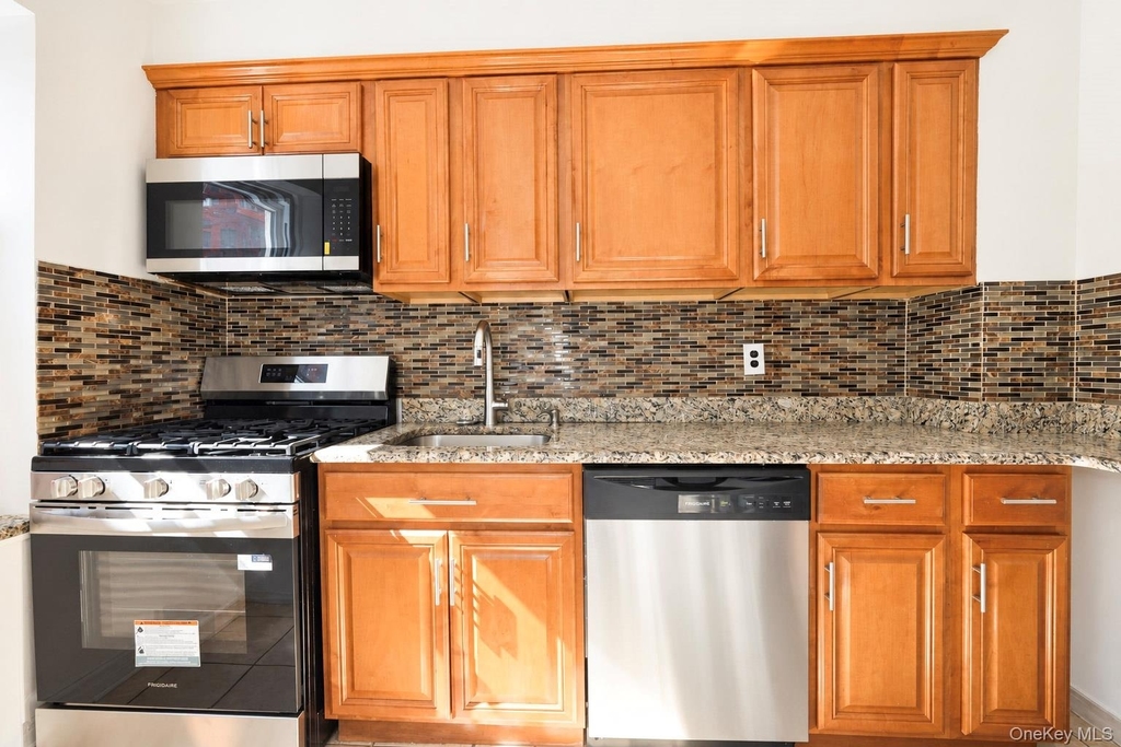 585 Mclean Avenue - Photo 4