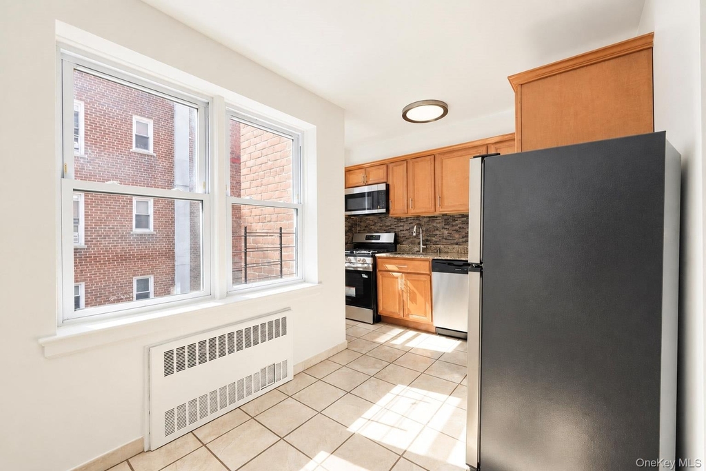 585 Mclean Avenue - Photo 5