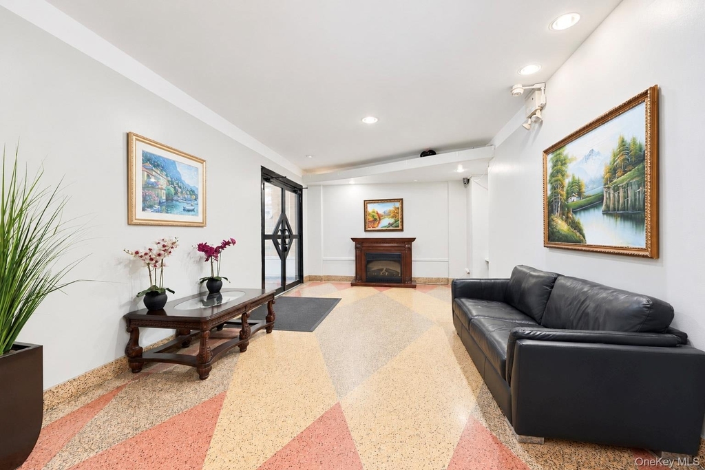 585 Mclean Avenue - Photo 11