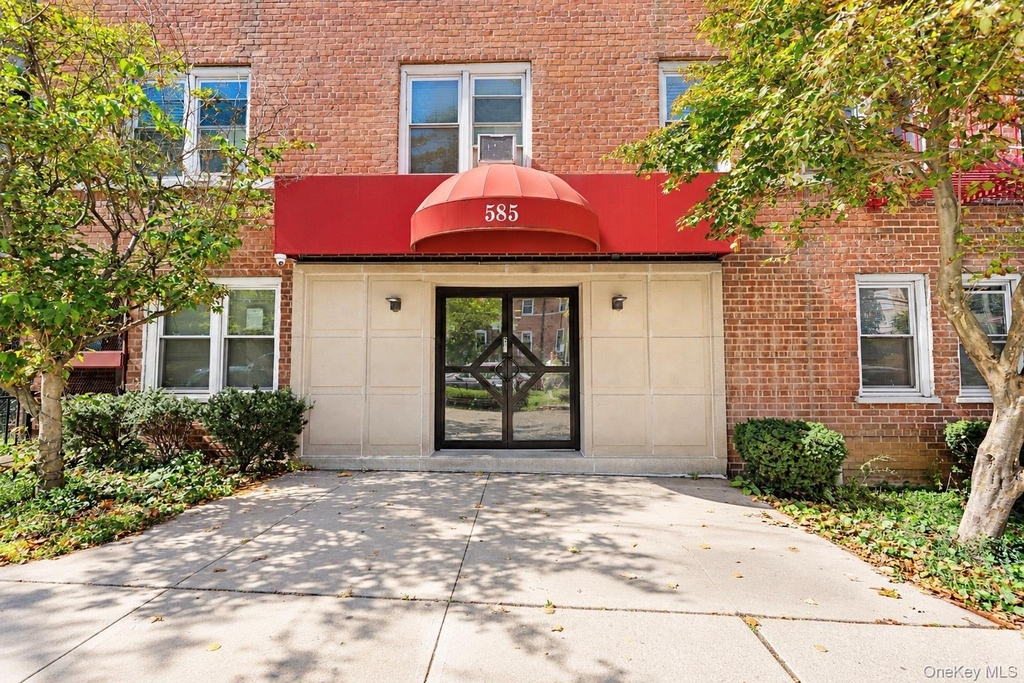 585 Mclean Avenue - Photo 12