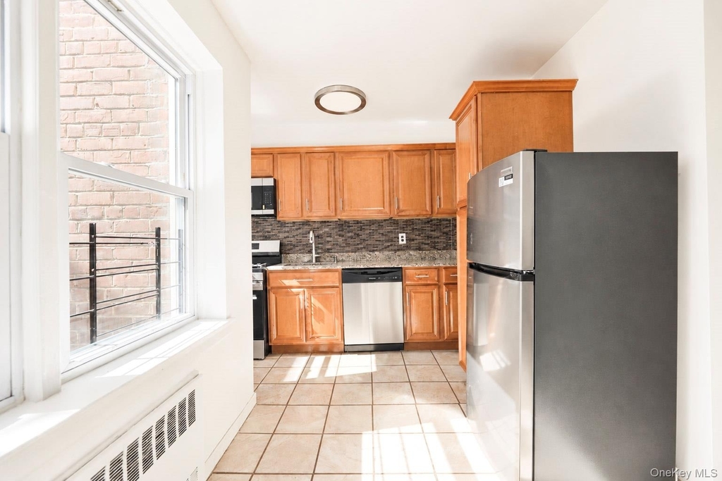 585 Mclean Avenue - Photo 3