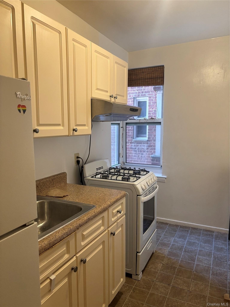 33-25 81 Street - Photo 5