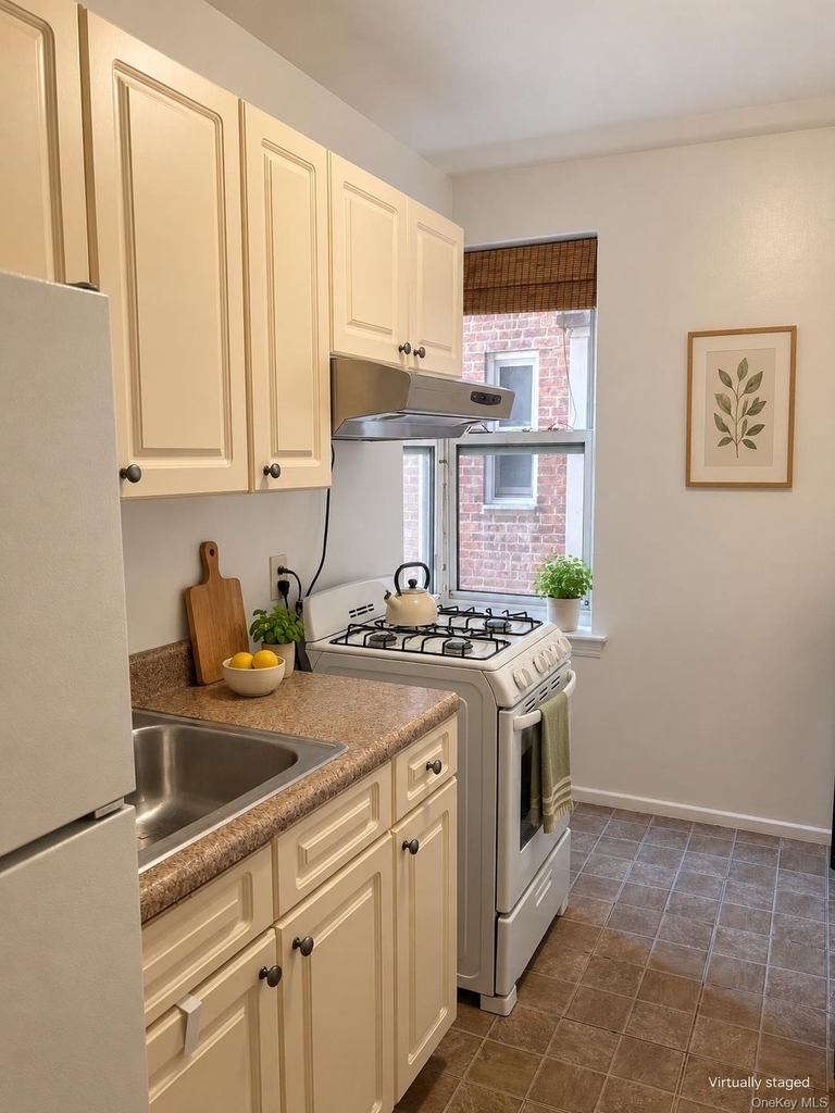 33-25 81 Street - Photo 3